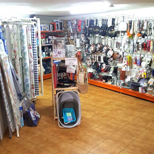 Interior de la tienda con acceso a parte de menaje