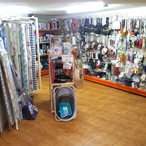 Zona de la tienda con letrero de menaje y artículos de hogar