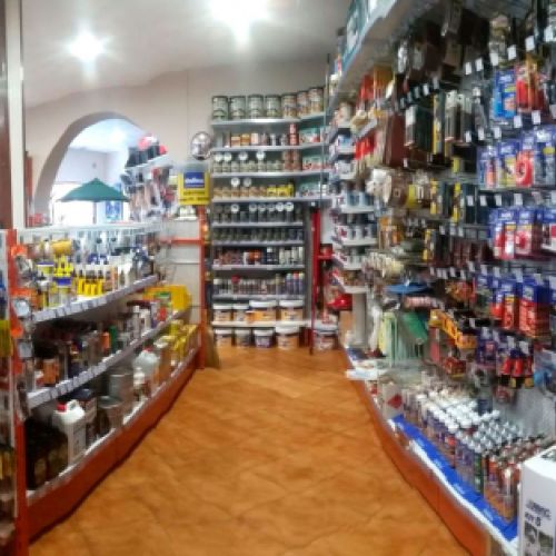 Interior de ferretería con artículos en los pasillos