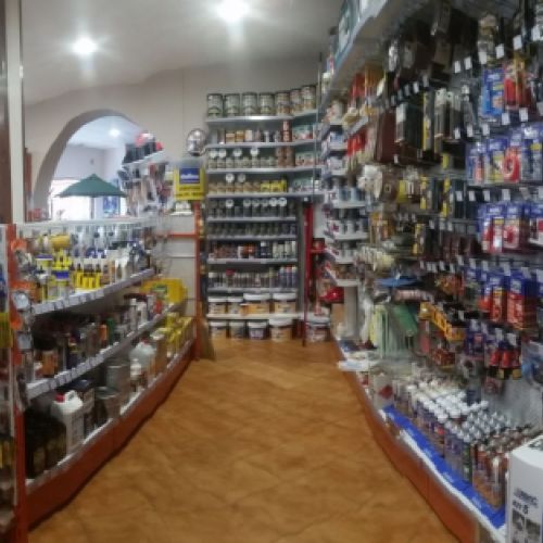 Interior de la tienda con artículos de hogar y ferretería