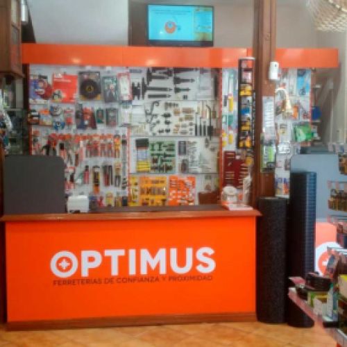 Interior de la ferretería con mostrador naranja con logotipo de OPTIMUS