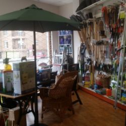 Interior de tienda con vista al escaparate y  artículos de jardinería