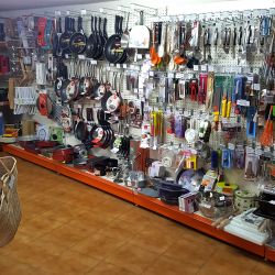 Interior de la tienda con artículos de cocina y hogar