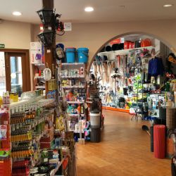 Interior de la tienda con objetos de menaje y ferretería