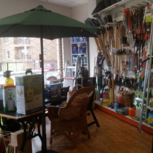 Interior de tienda con vista al escaparate y  artículos de jardinería