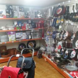 Interior de tienda con artículos de menaje y hogar