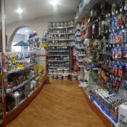 Interior de la tienda con artículos de hogar y ferretería