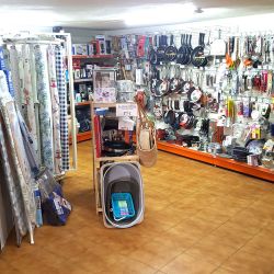 Interior de la tienda con acceso a parte de menaje